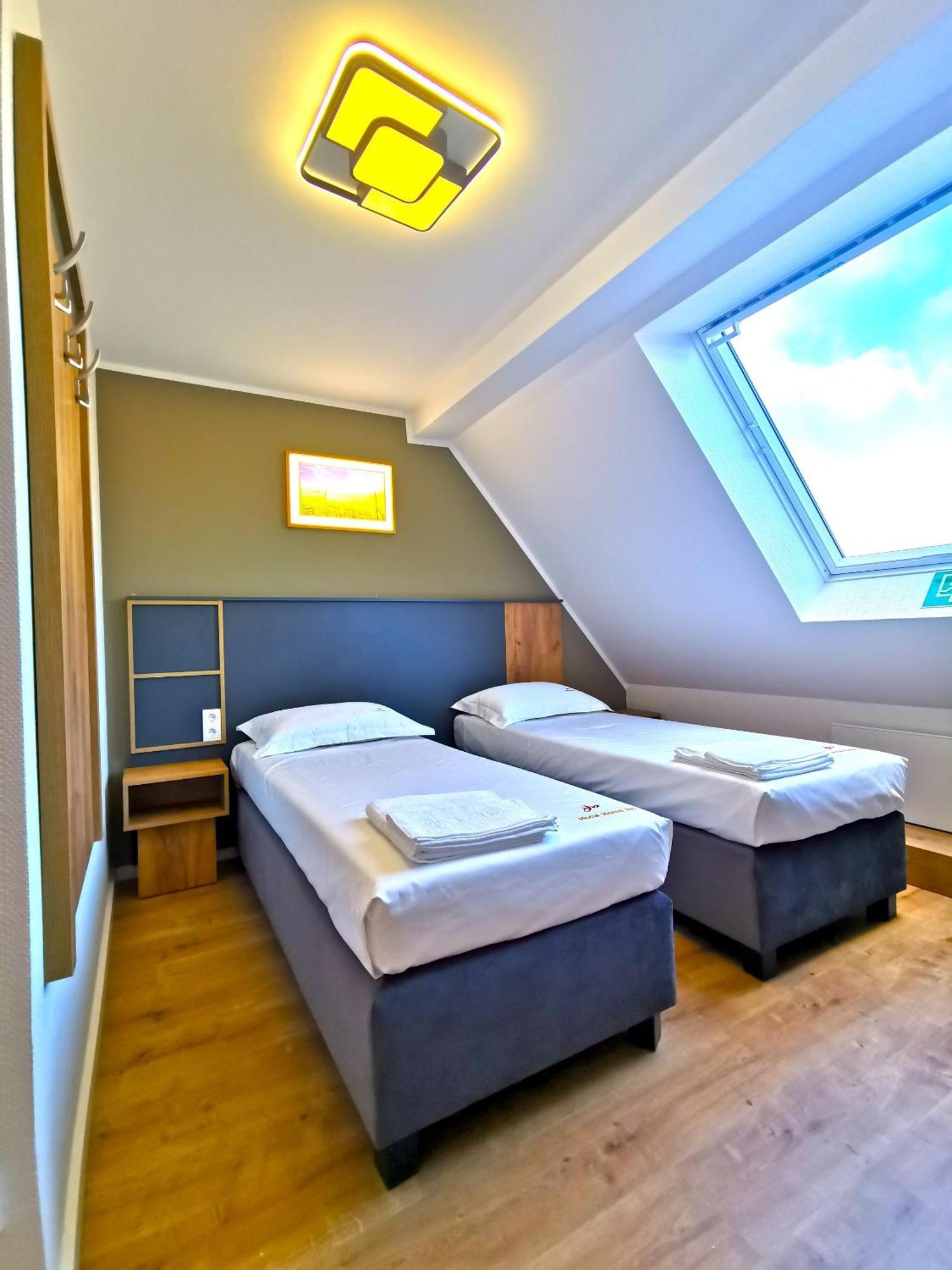 Home Inn Hotel Дормаґен Екстер'єр фото