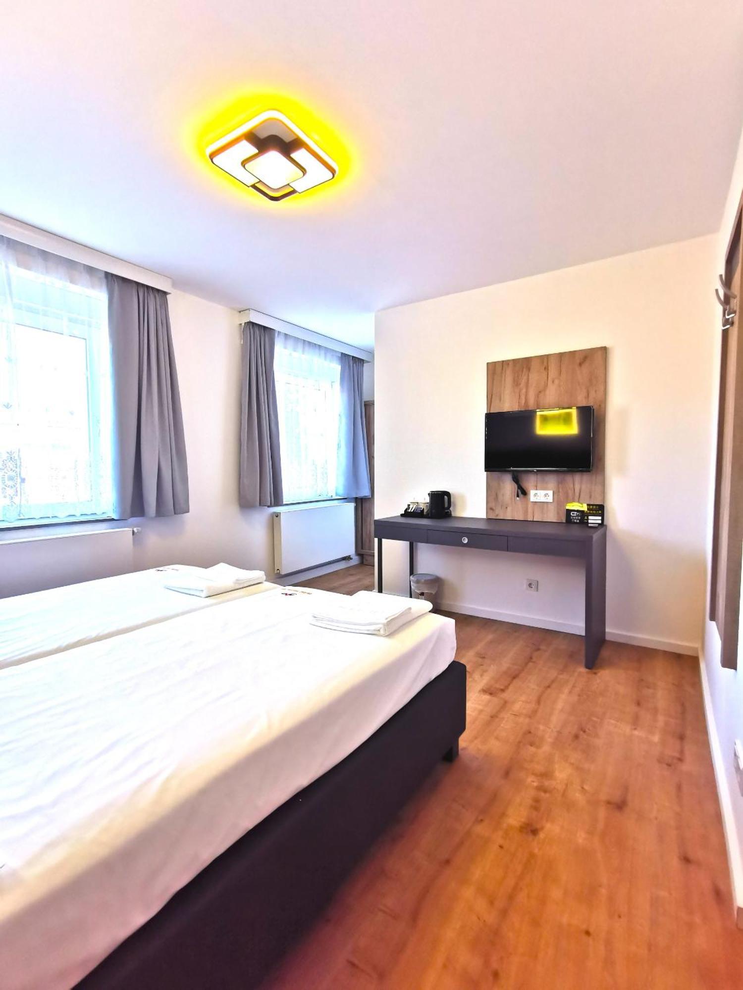 Home Inn Hotel Дормаґен Екстер'єр фото